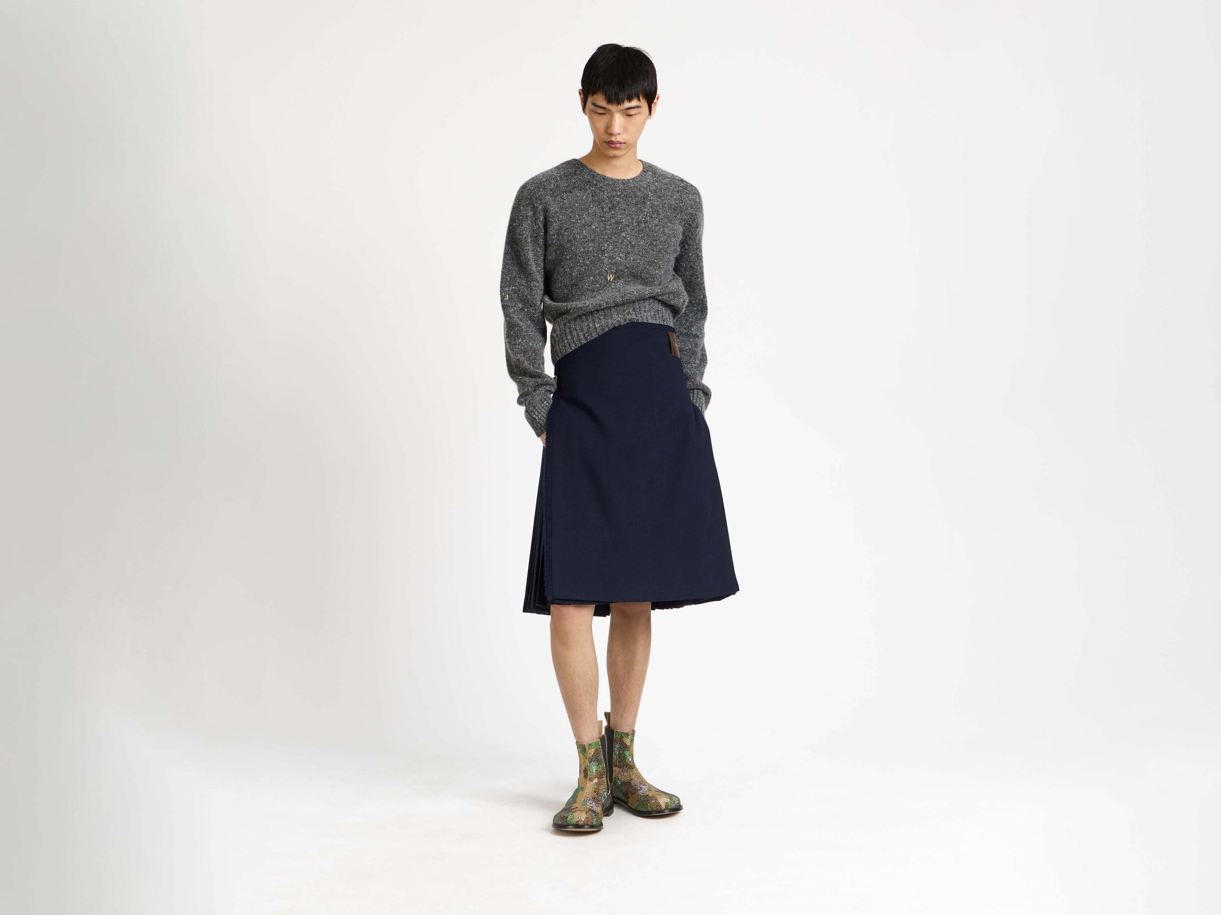 kilt navy 1 Model Front 4