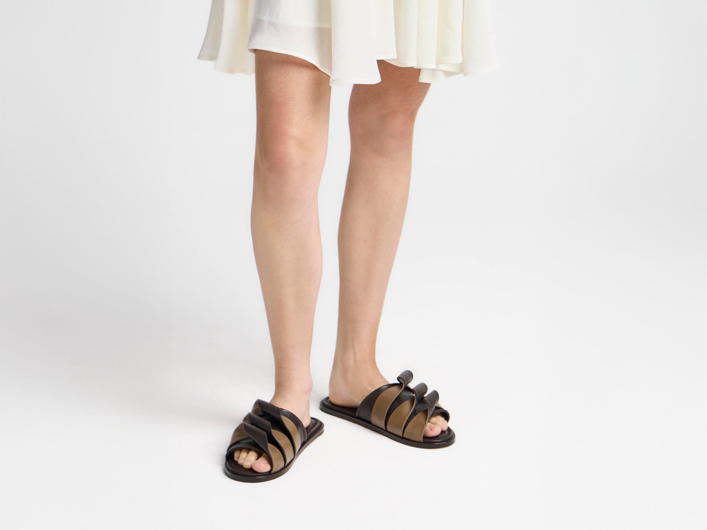 WOMENS CONTRASTING LEATHER COIL SLIDE IN BROWN & CHESTNUT