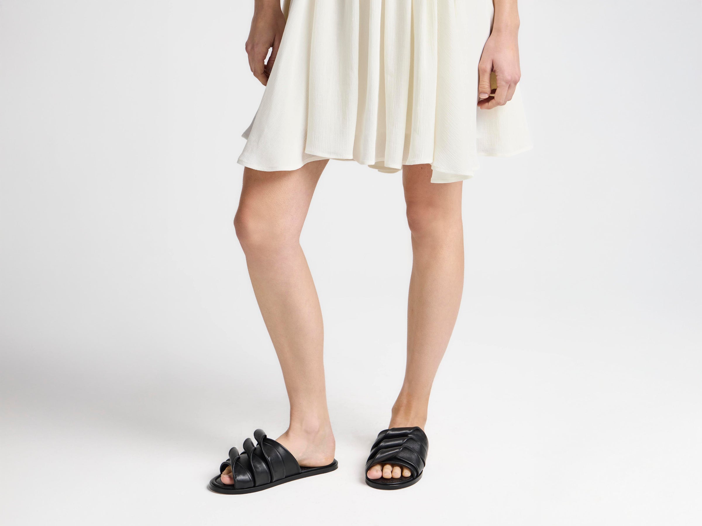 WOMENS CONTRASTING LEATHER COIL SLIDE IN BLACK