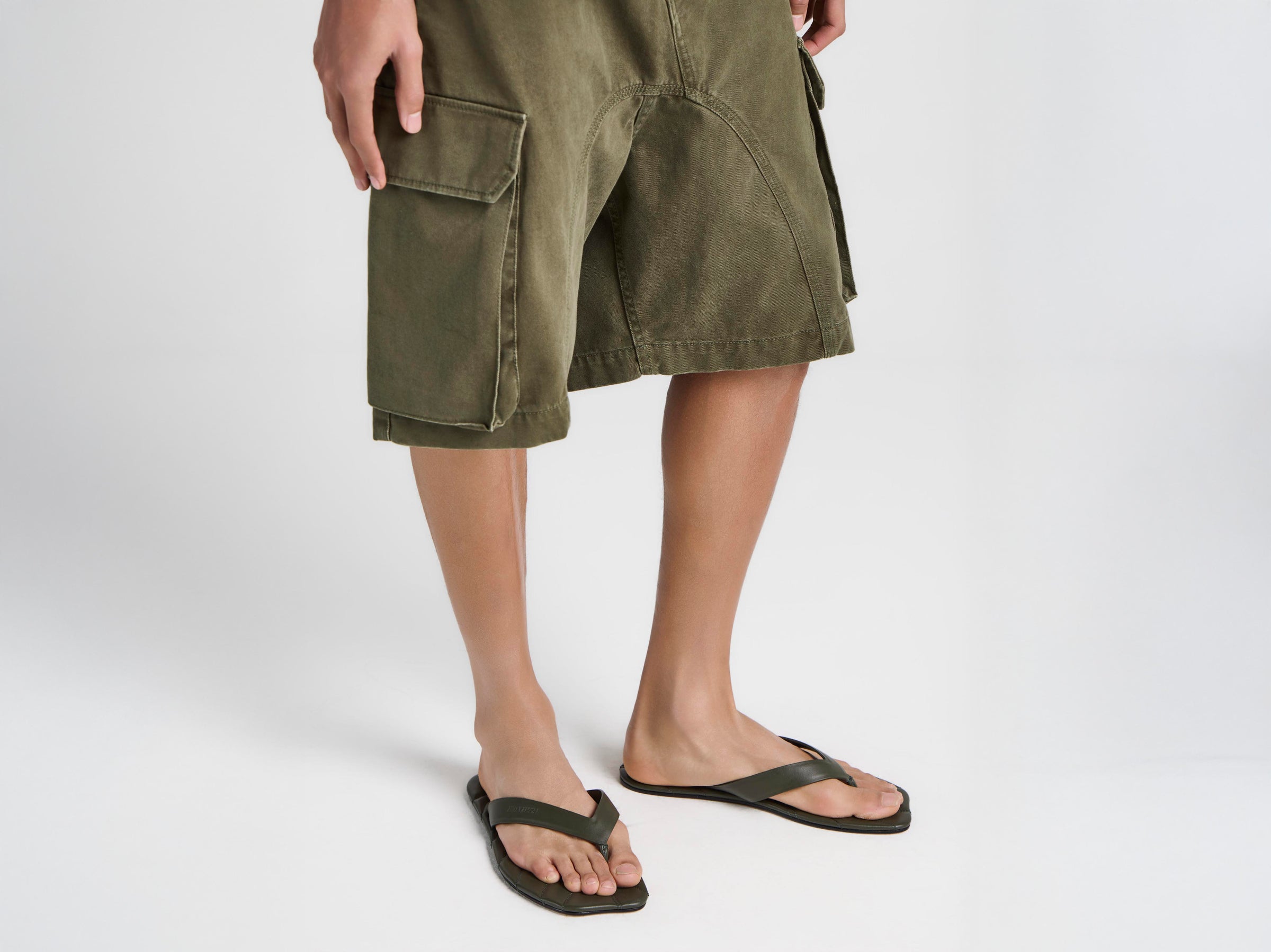 CL_MENS LEATHER LEAF SLIDES