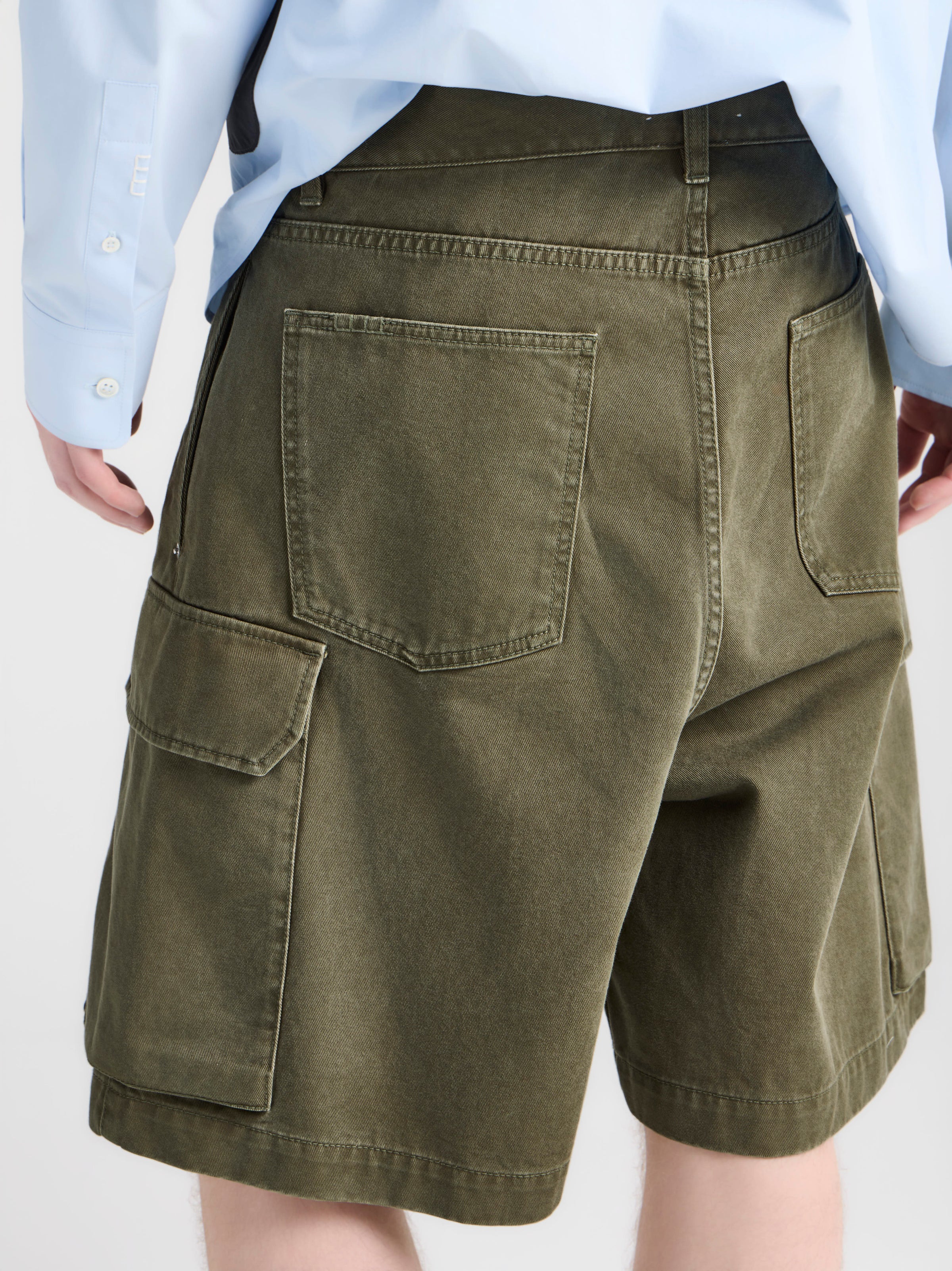 MENS TWISTED PATCH POCKET SHORTS IN KHAKI