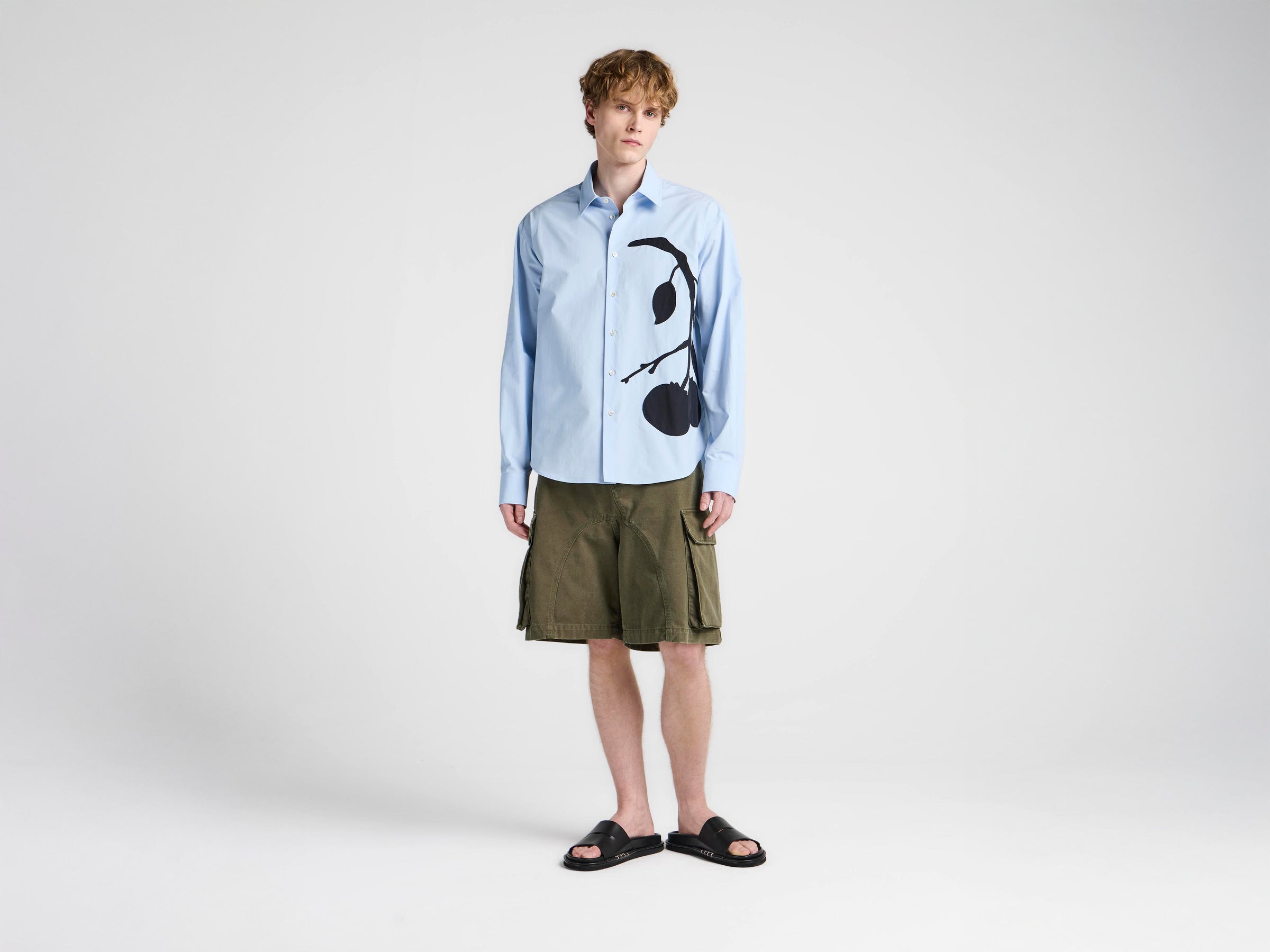 MENS TWISTED PATCH POCKET SHORTS IN KHAKI