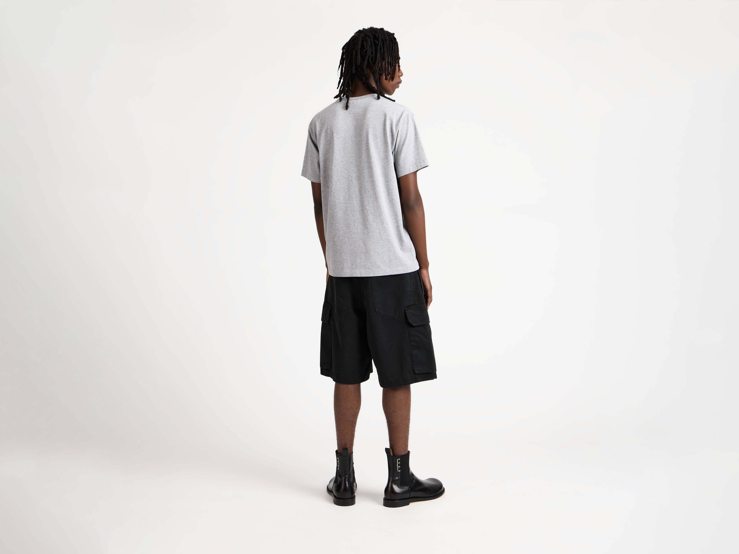 twisted patch pocket short black Model Back 3