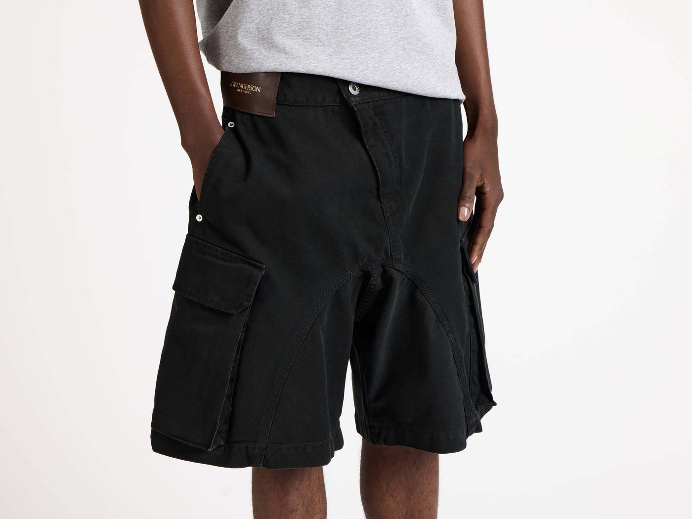 twisted patch pocket short black Model Detail 2