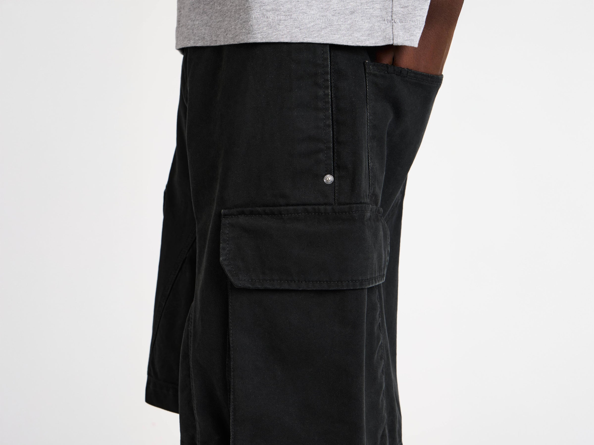 twisted patch pocket short black Model Detail 4