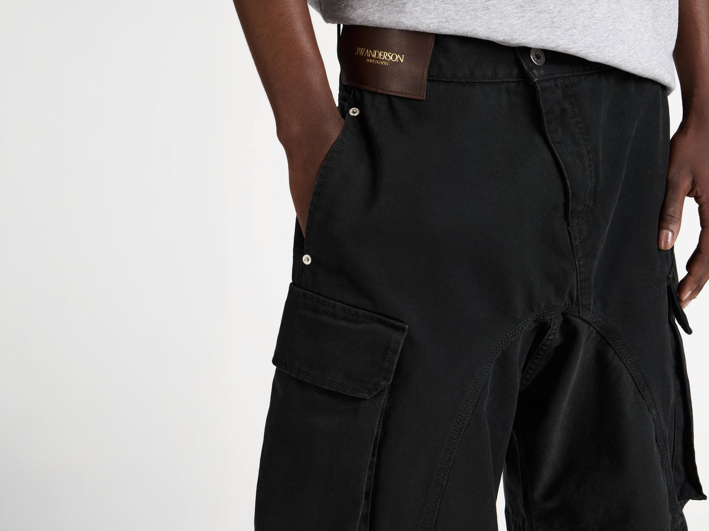 twisted patch pocket short black Model Detail 5