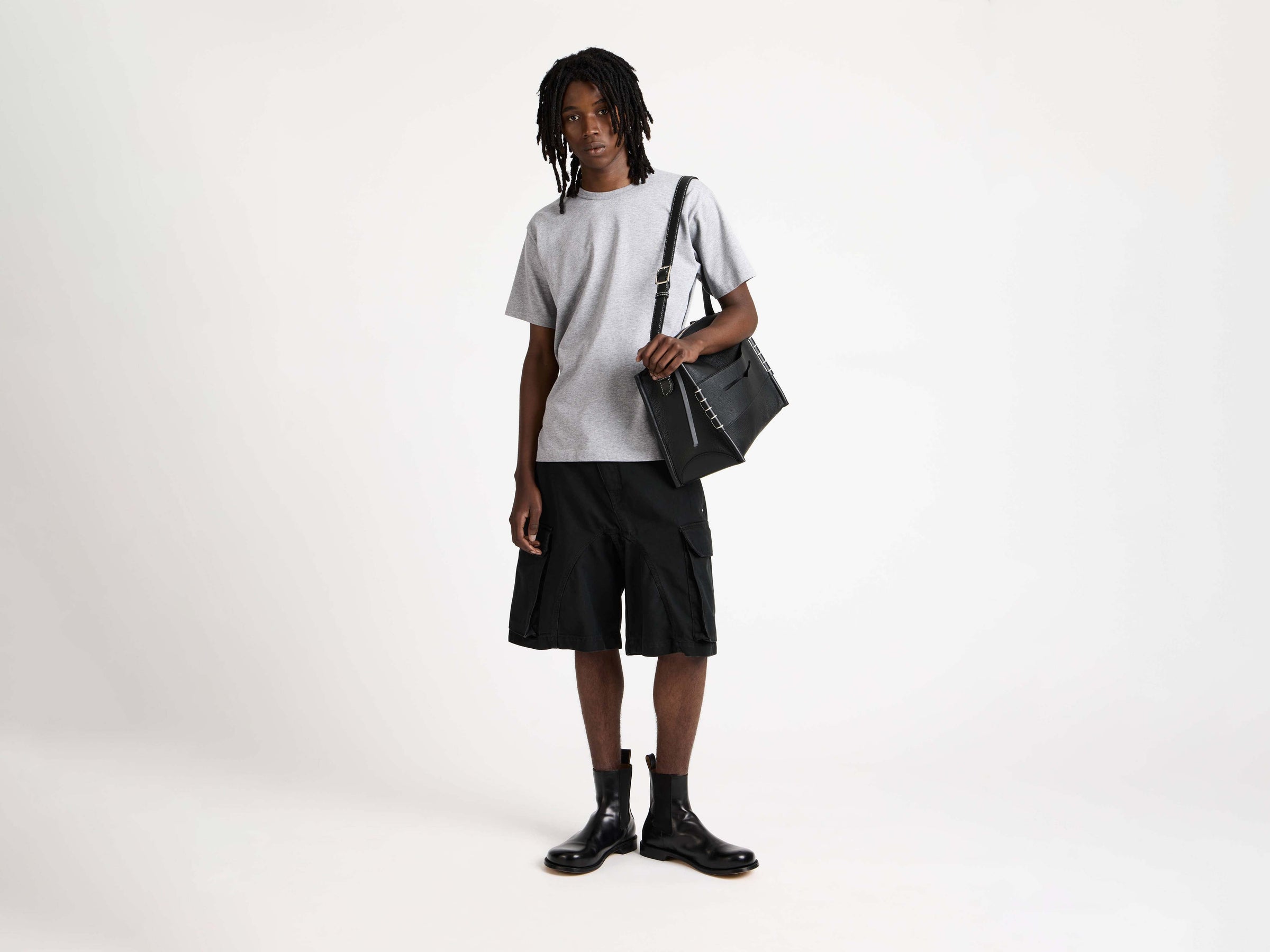 twisted patch pocket short black Model Front 1