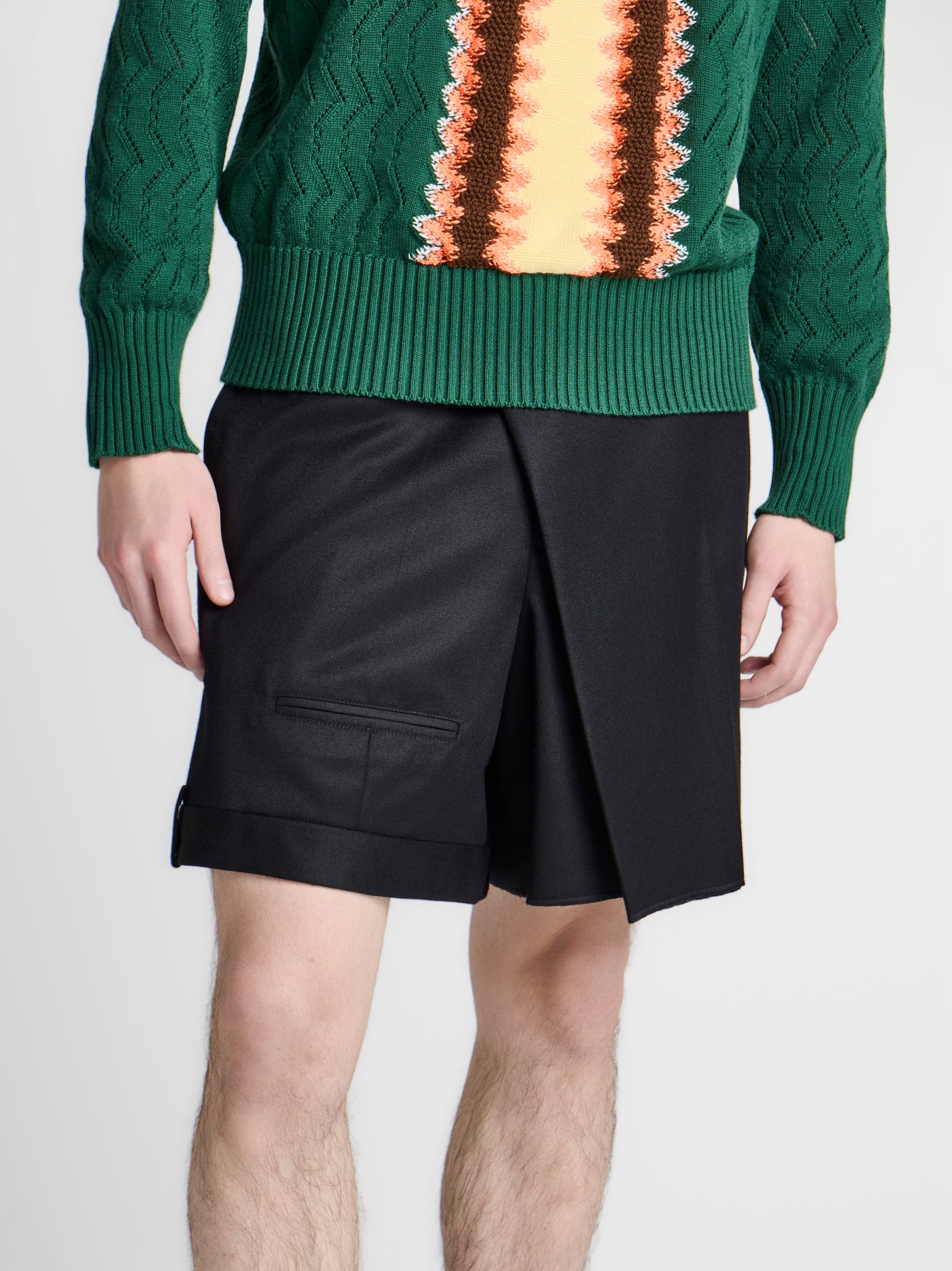 MENS FOLDED SHORTS IN BLACK