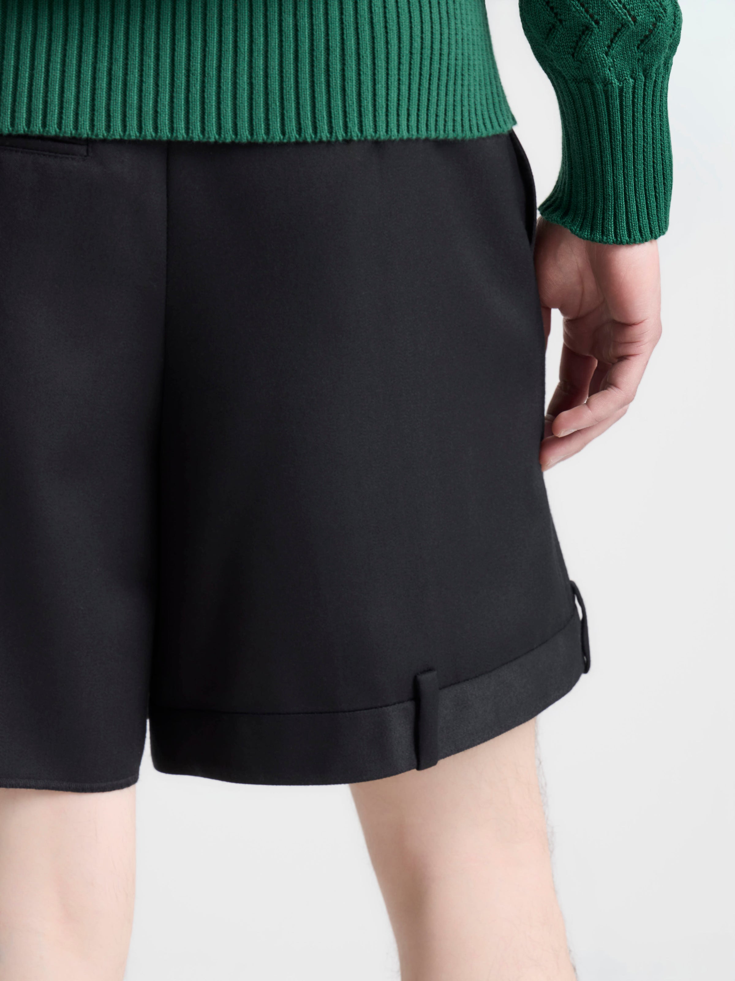 MENS FOLDED SHORTS IN BLACK