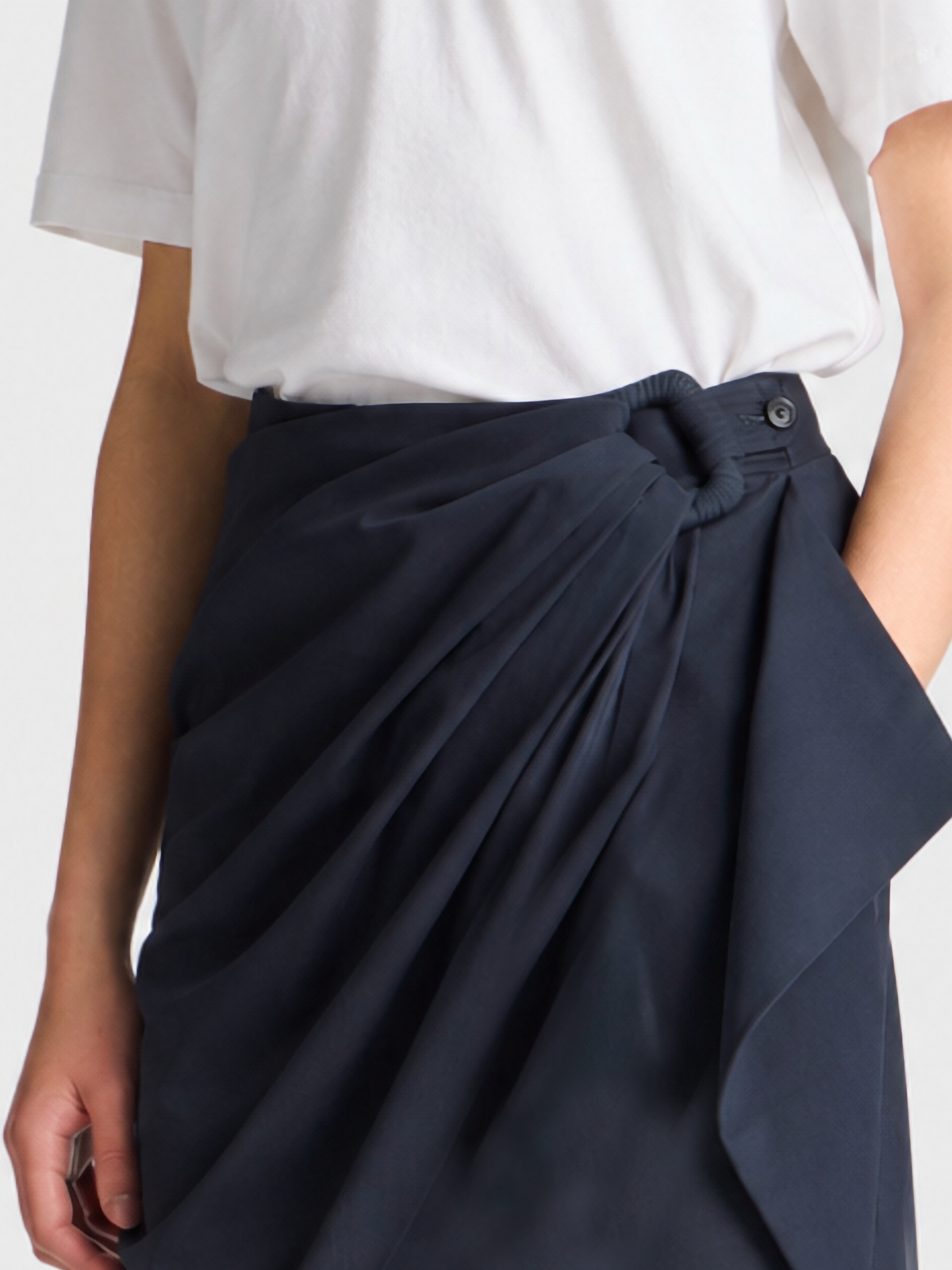 WOMENS TAILORED SHORTS IN NAVY