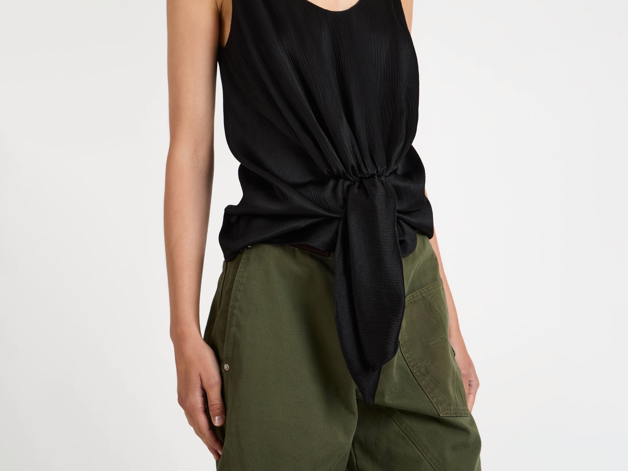 front knot top black Model Front 8