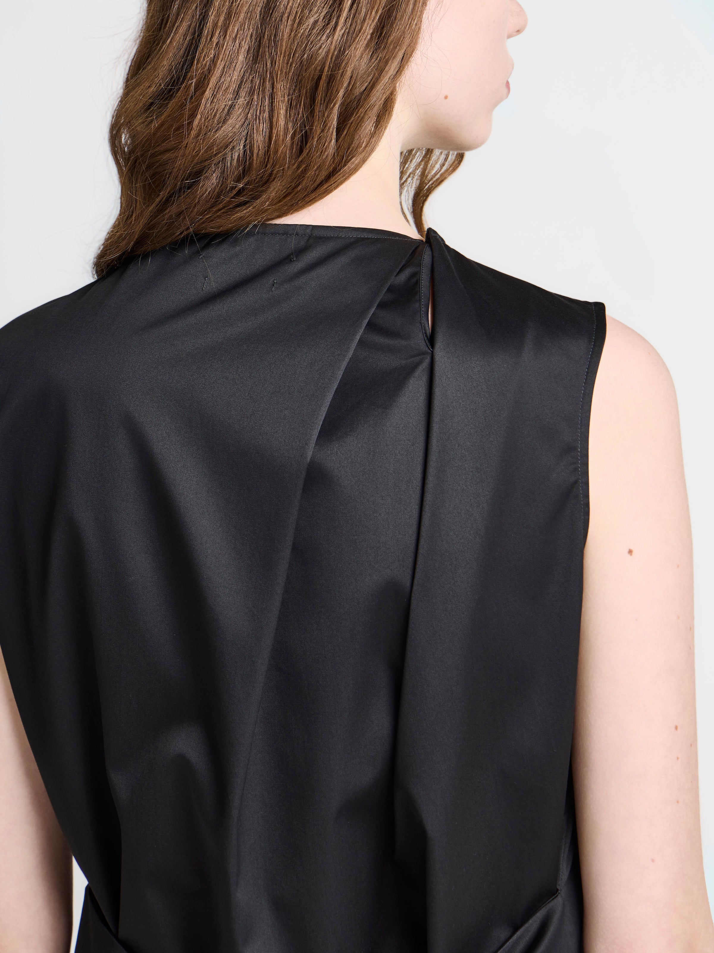 WOMENS SCULPTURAL SLEEVELESS TOP IN BLACK