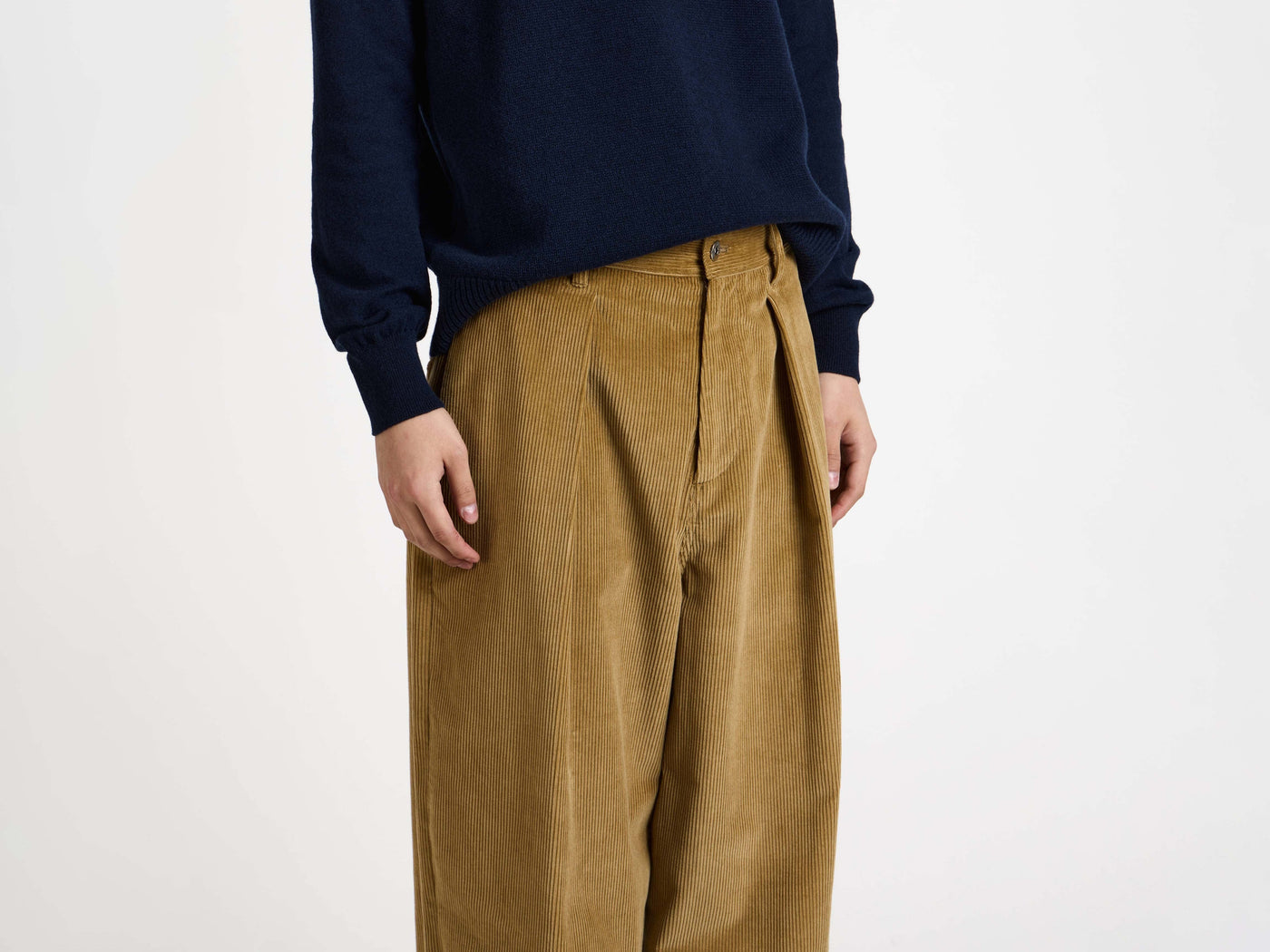 SINGLE PLEAT TROUSERS IN BISCUIT