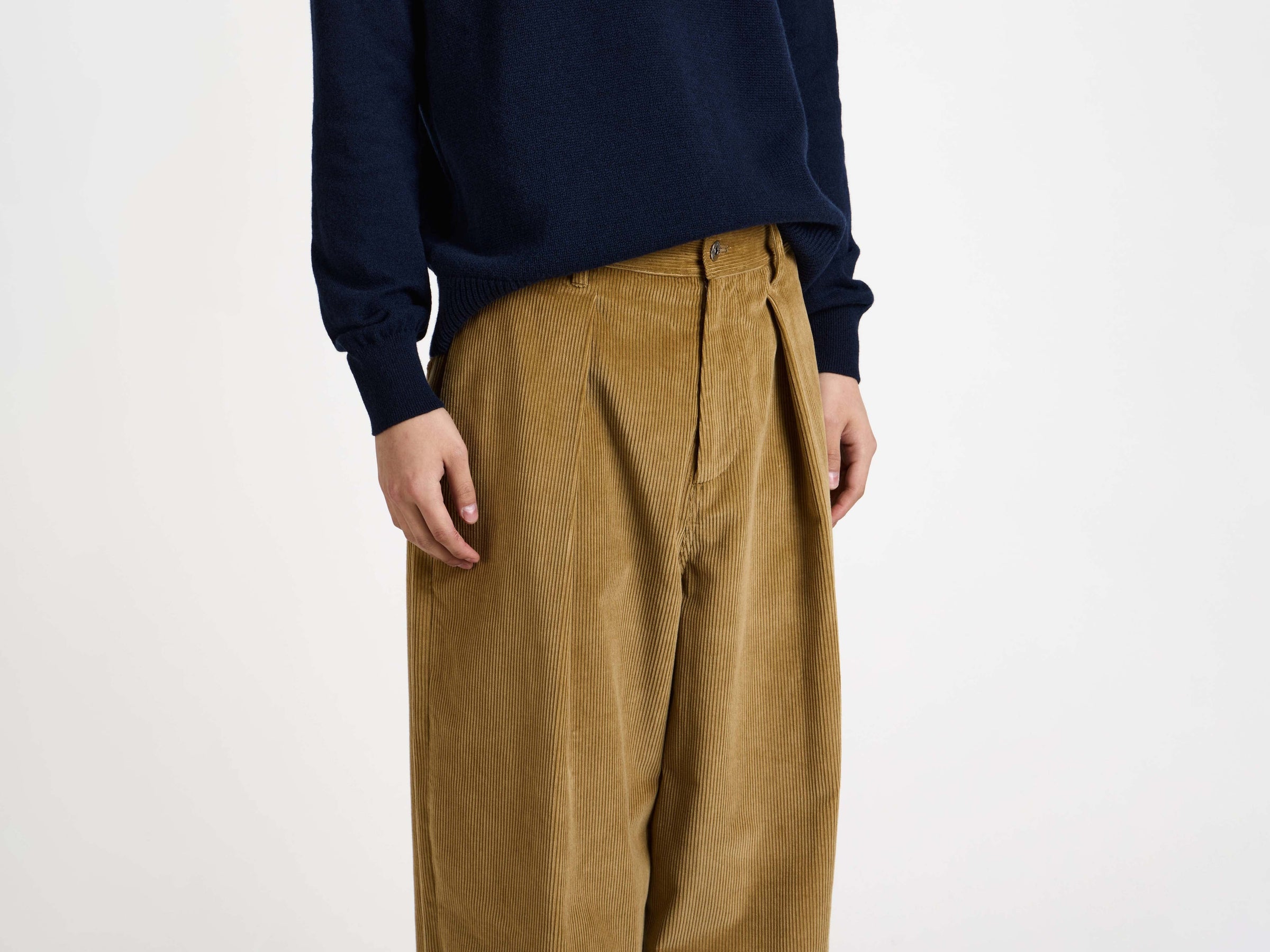 SINGLE PLEAT TROUSERS IN BISCUIT