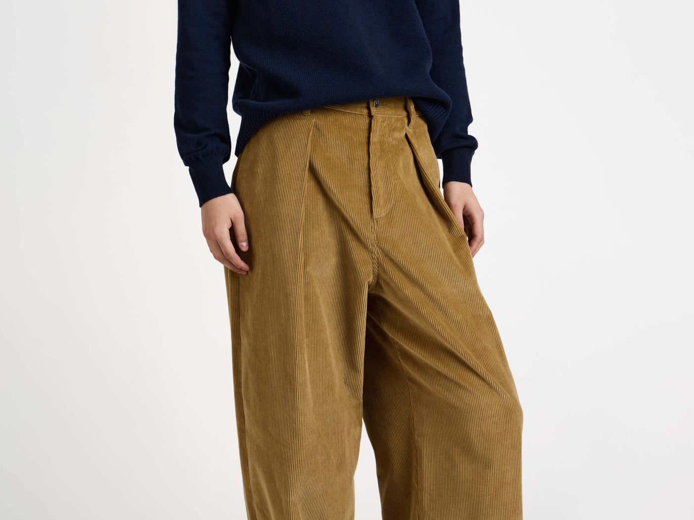 SINGLE PLEAT TROUSERS IN BISCUIT