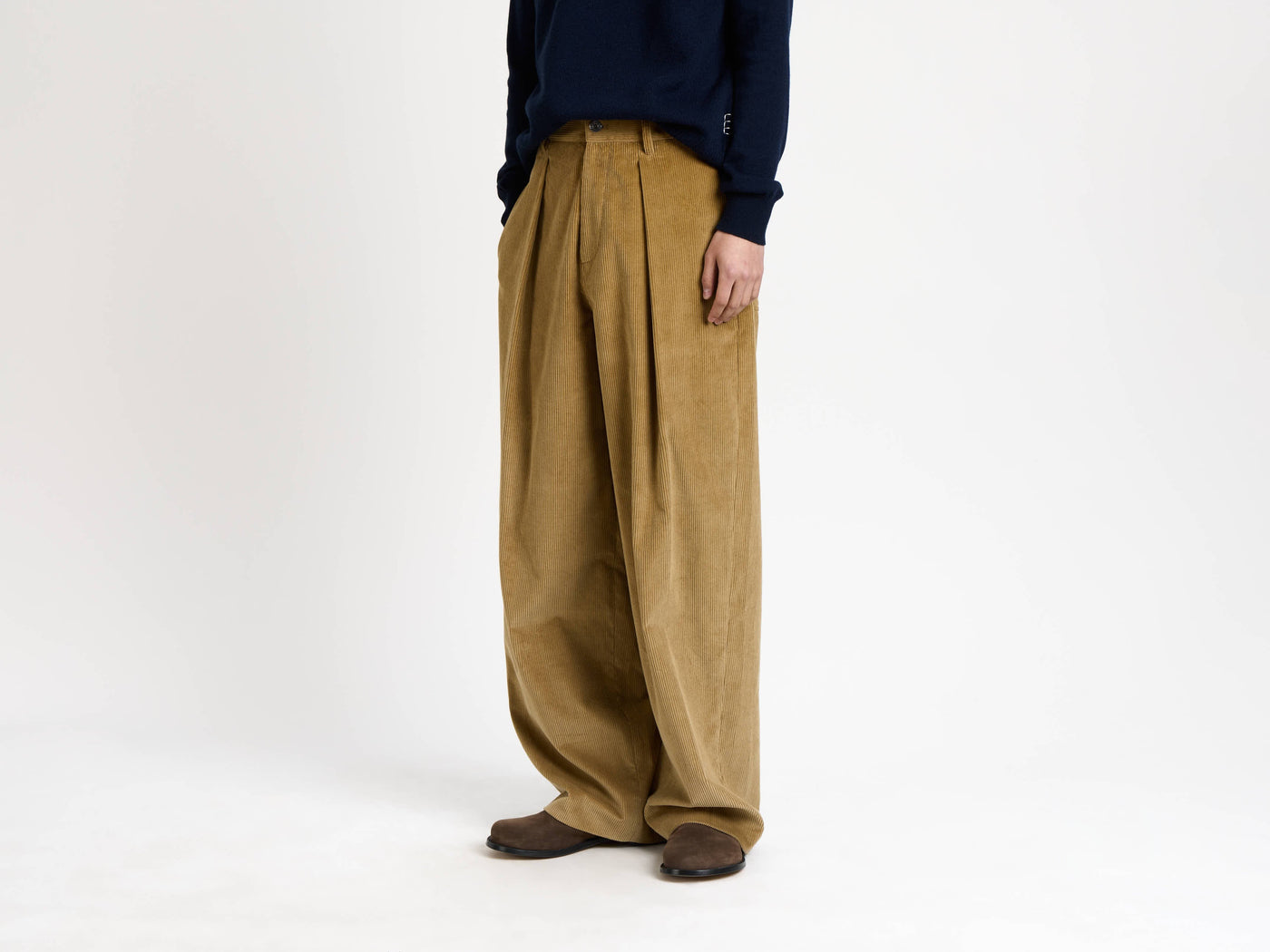 SINGLE PLEAT TROUSERS IN BISCUIT