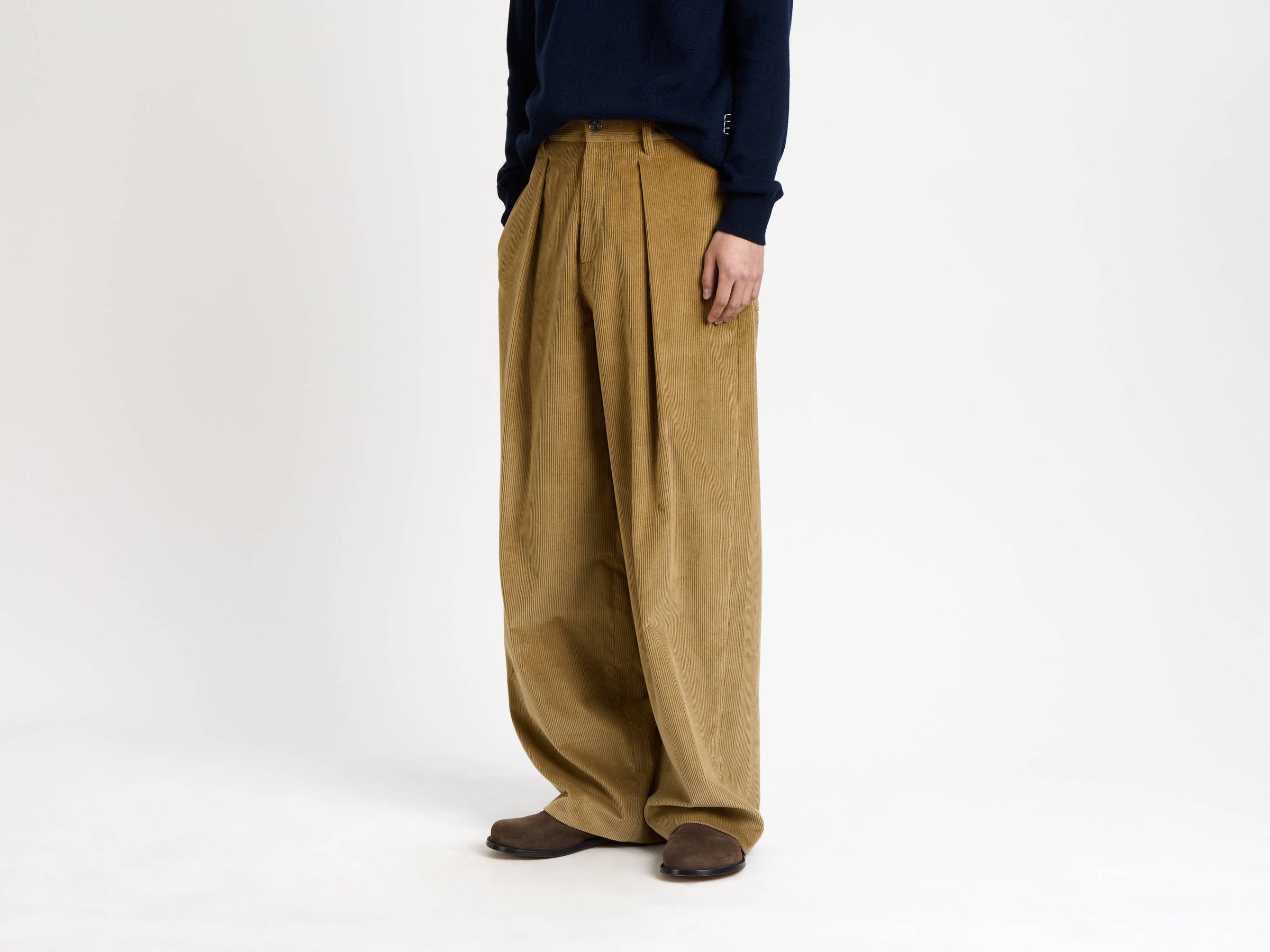 SINGLE PLEAT TROUSERS IN BISCUIT