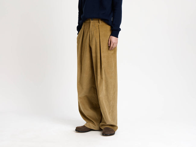 SINGLE PLEAT TROUSERS IN BISCUIT
