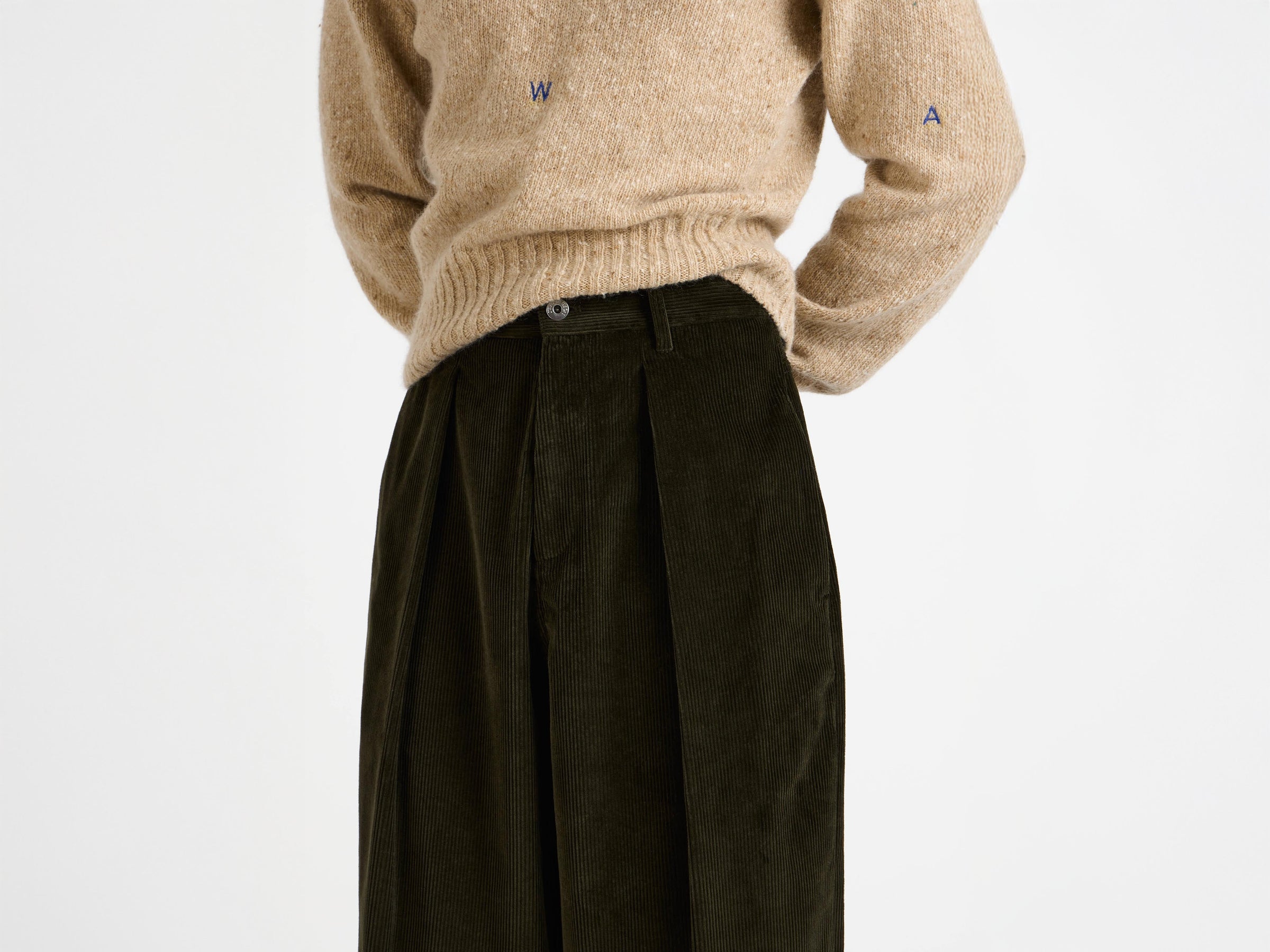 SINGLE PLEAT TROUSERS IN MOSS
