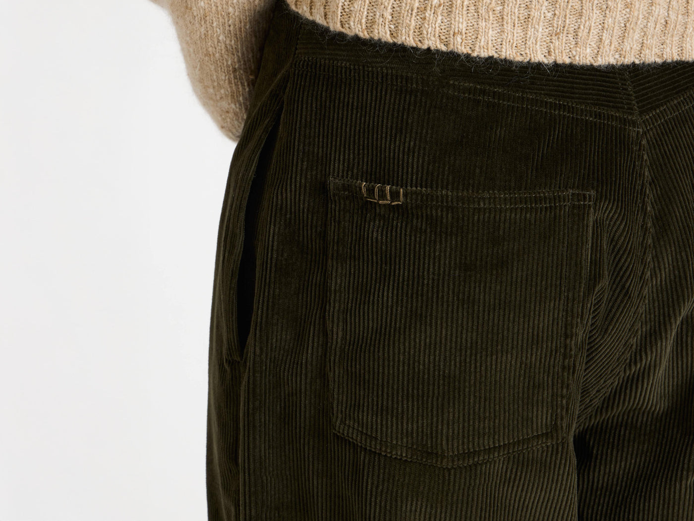 SINGLE PLEAT TROUSERS IN MOSS