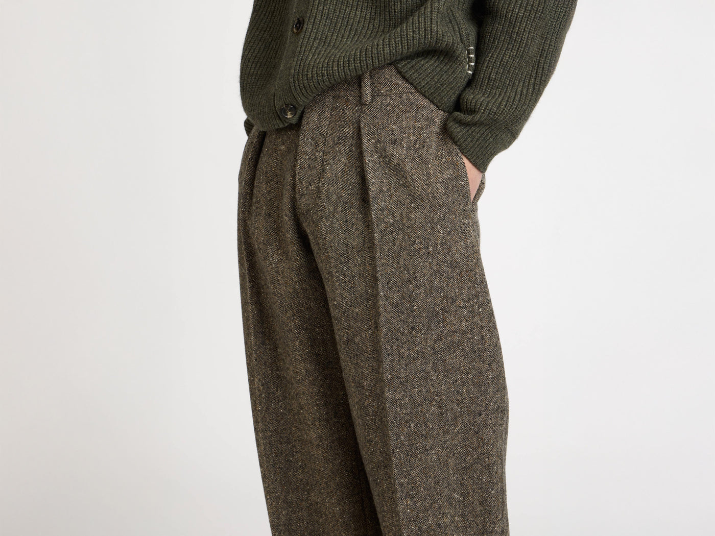 straight leg trousers black beige Model Detail 3