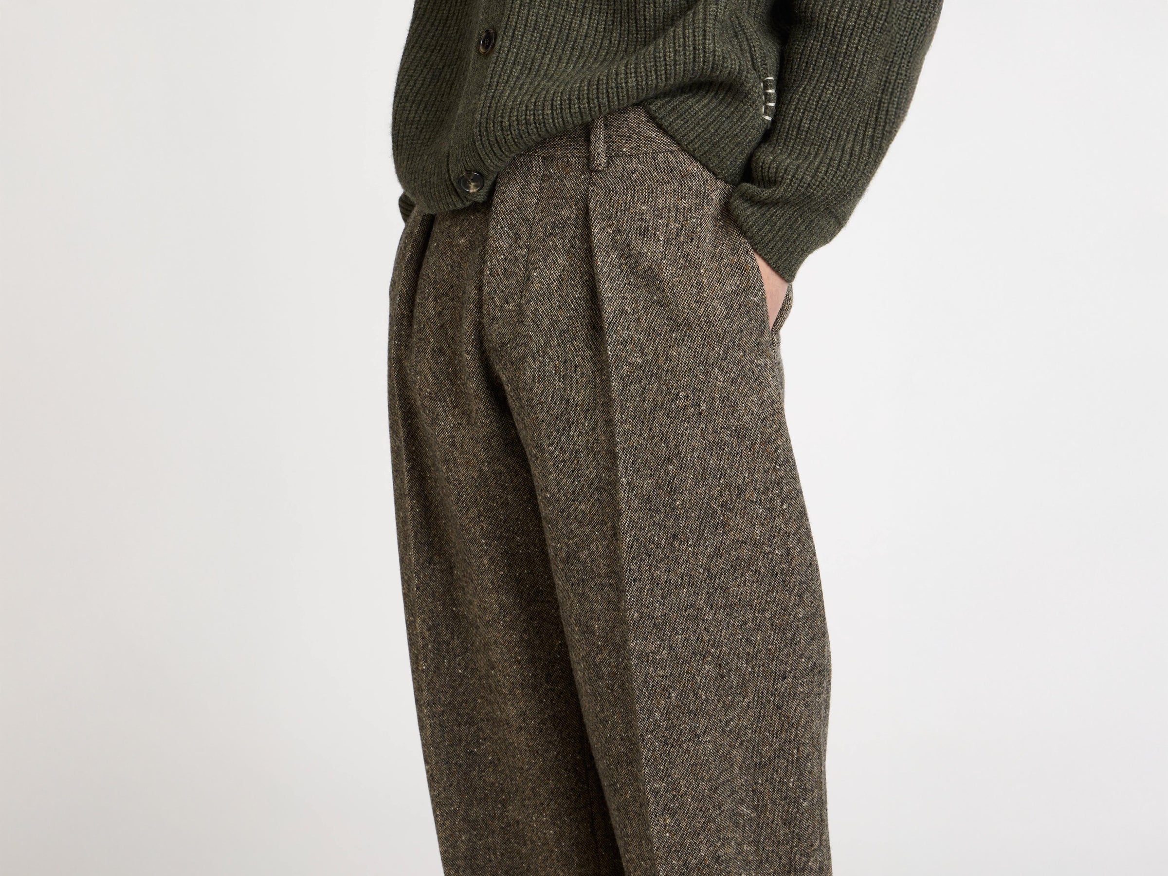 straight leg trousers black beige Model Detail 3