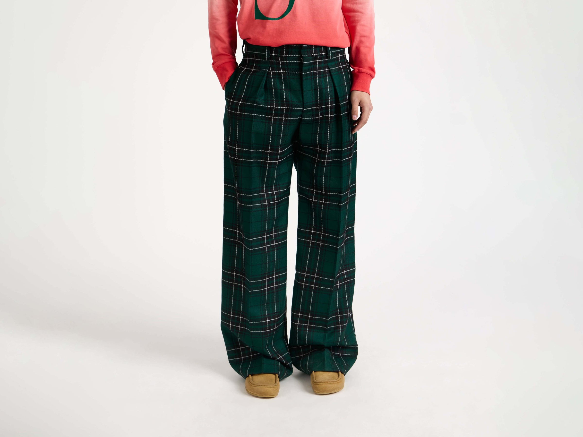straight leg trousers forest green Model Detail 5
