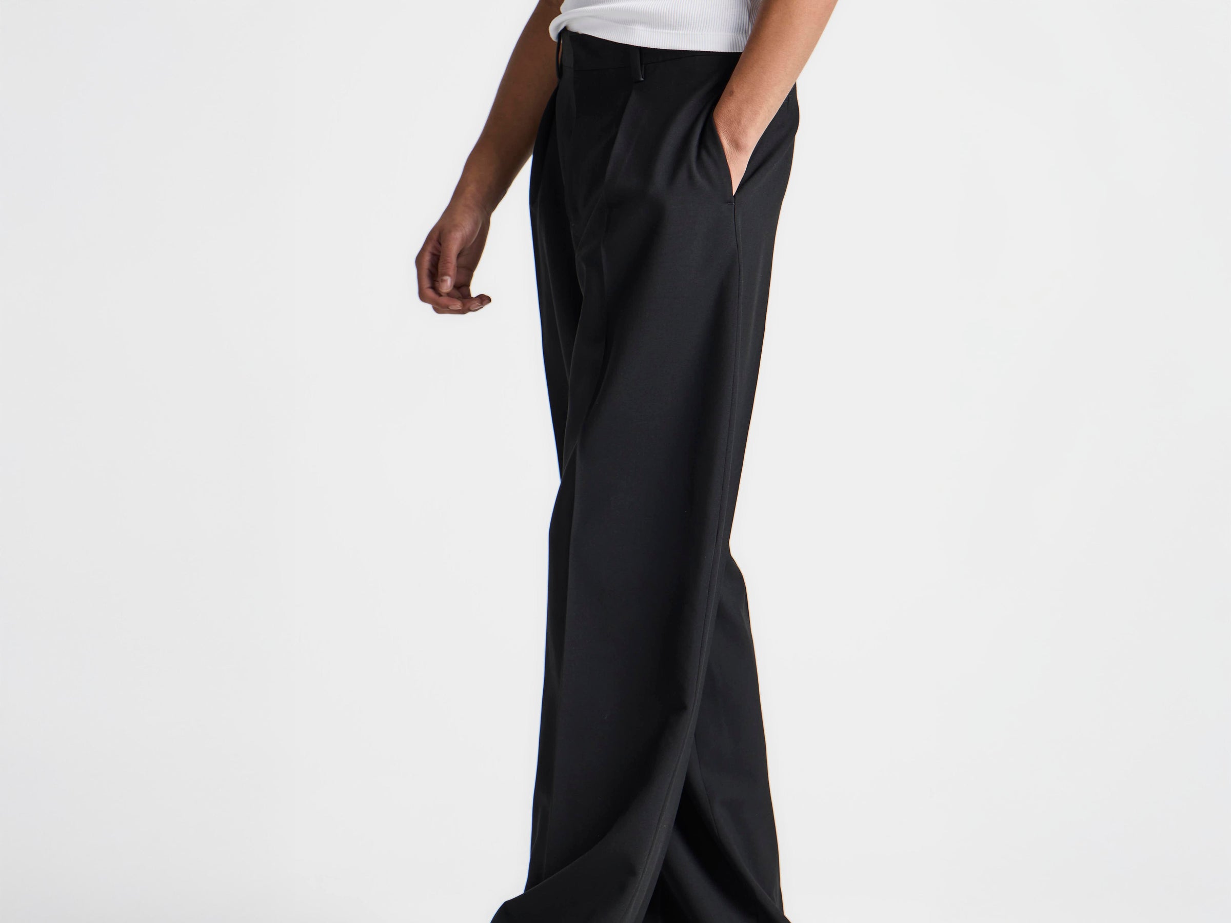 MENS STRAIGHT LEG TROUSERS IN BLACK
