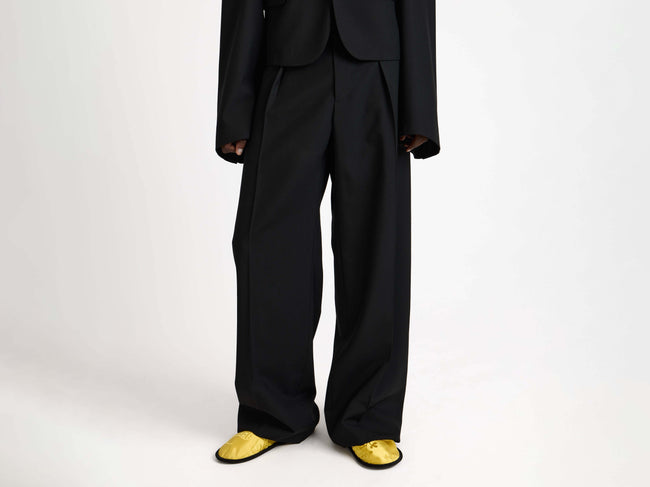 straight leg trousers black Model Detail 4