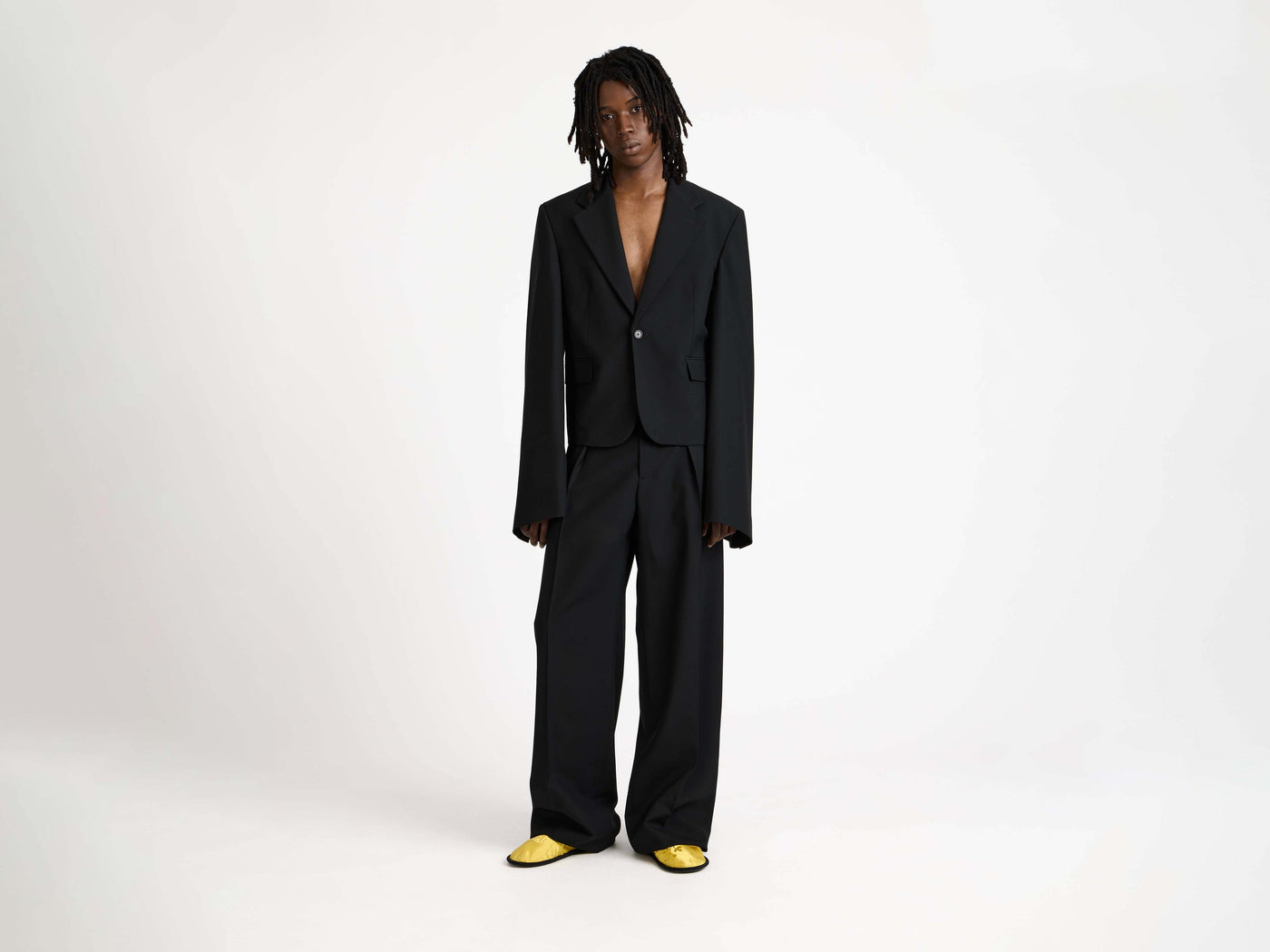 straight leg trousers black Model Front 1