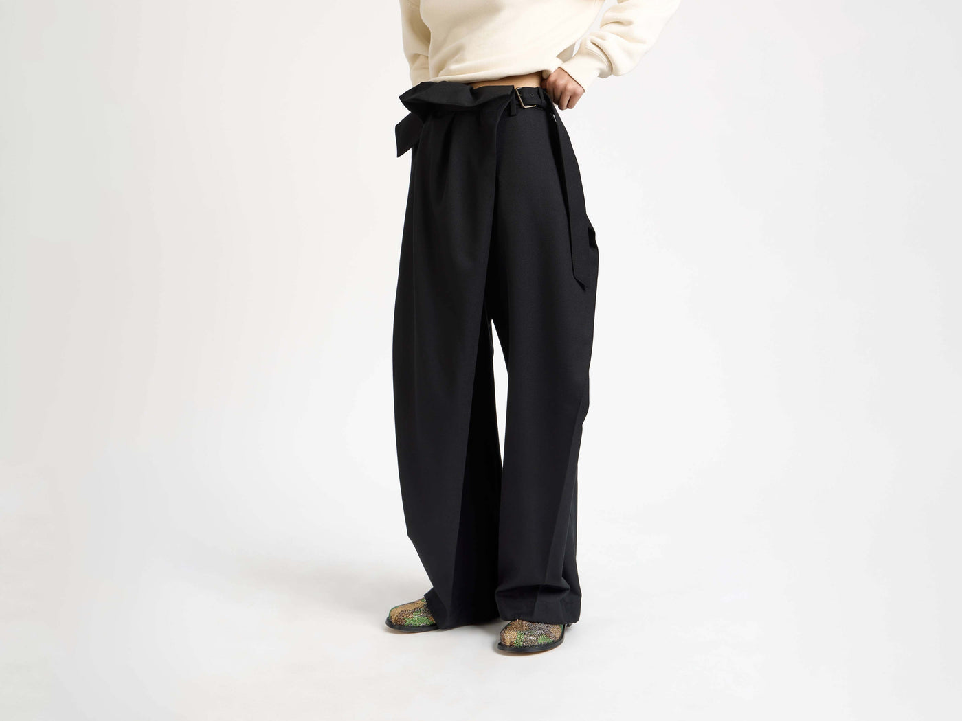 fold over trousers black 1 Model Detail 4
