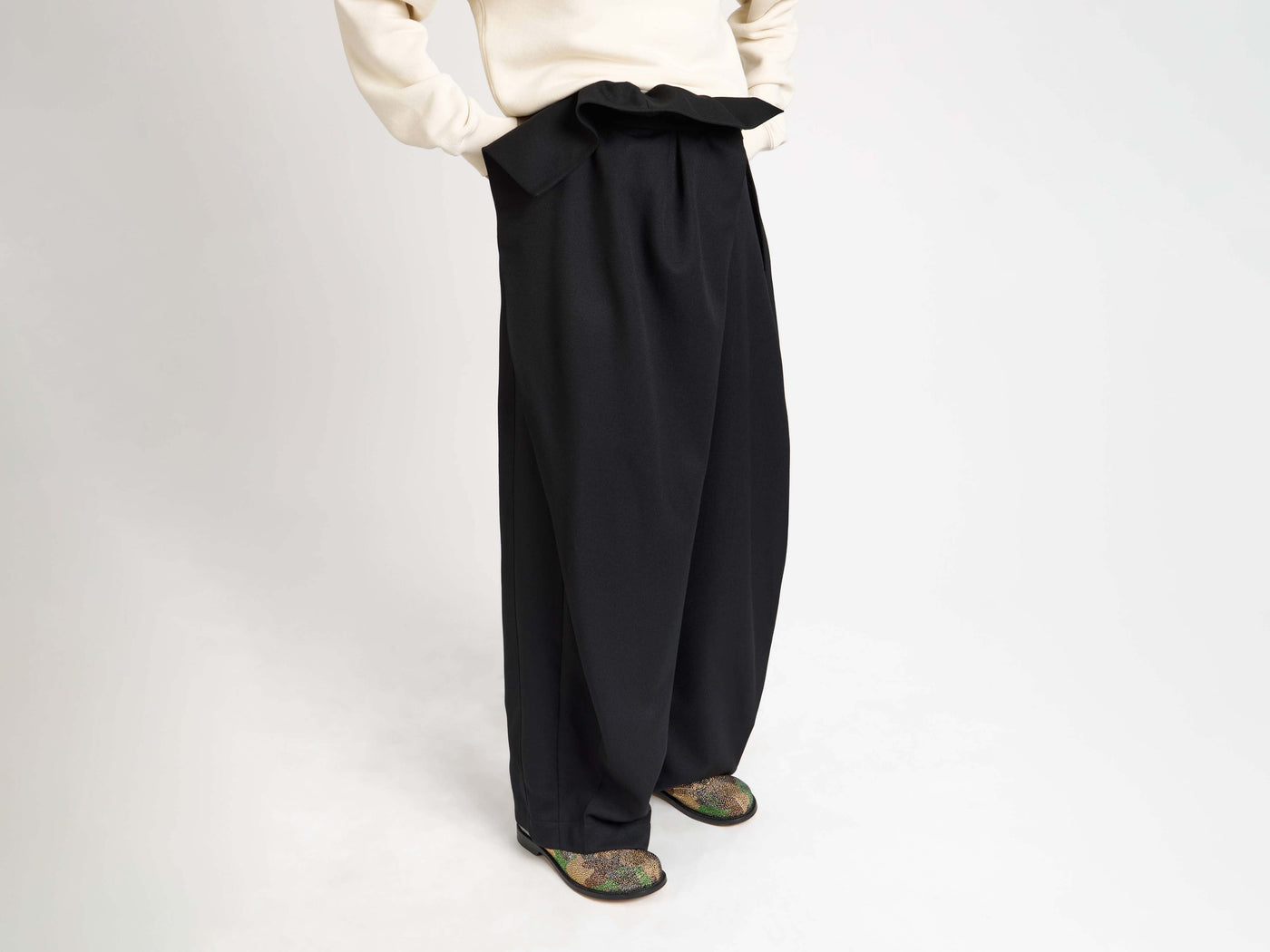 fold over trousers black 1 Model Detail 2