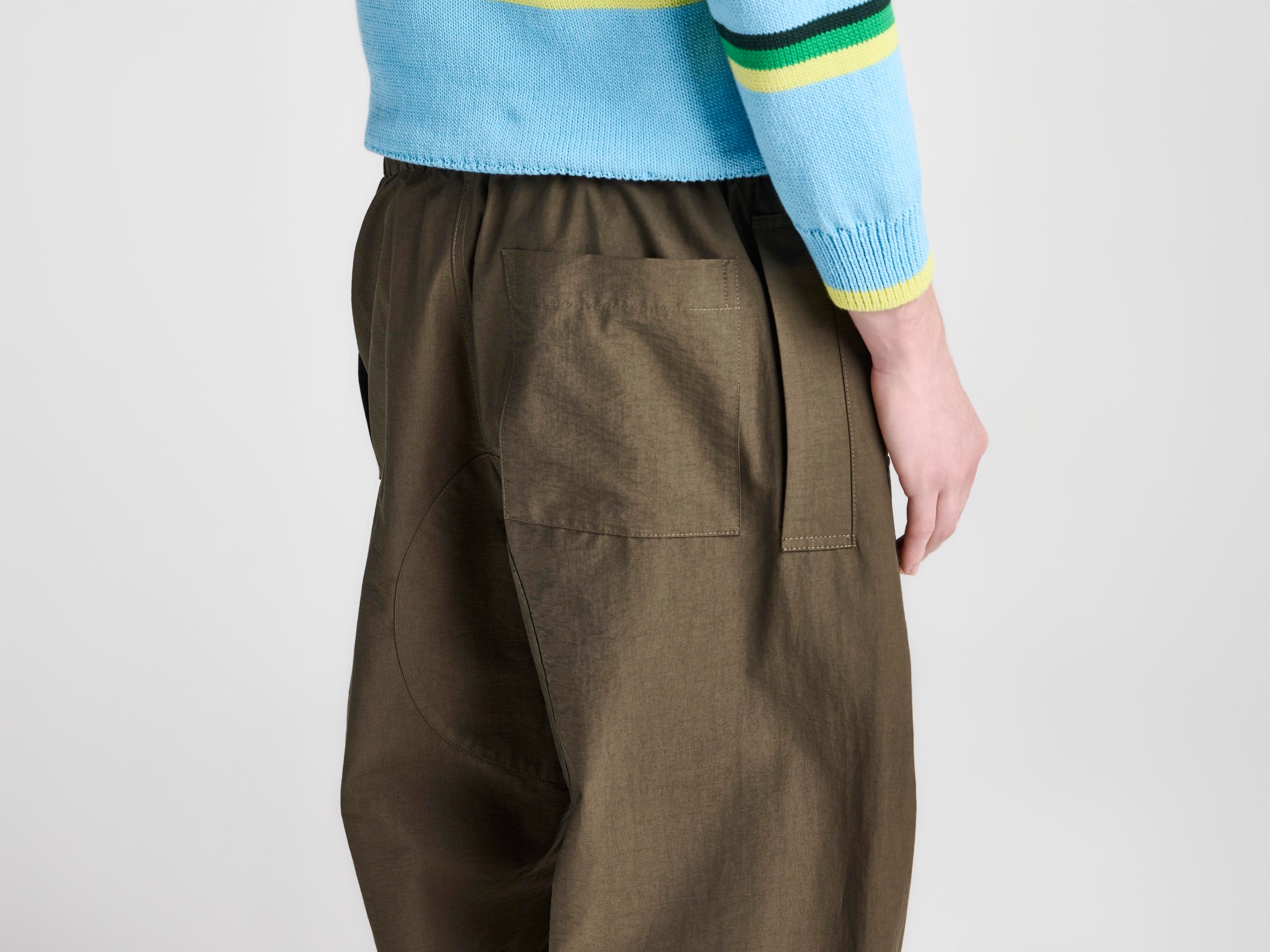 MENS PARACHUTE TRACK PANTS IN MILITARY GREEN