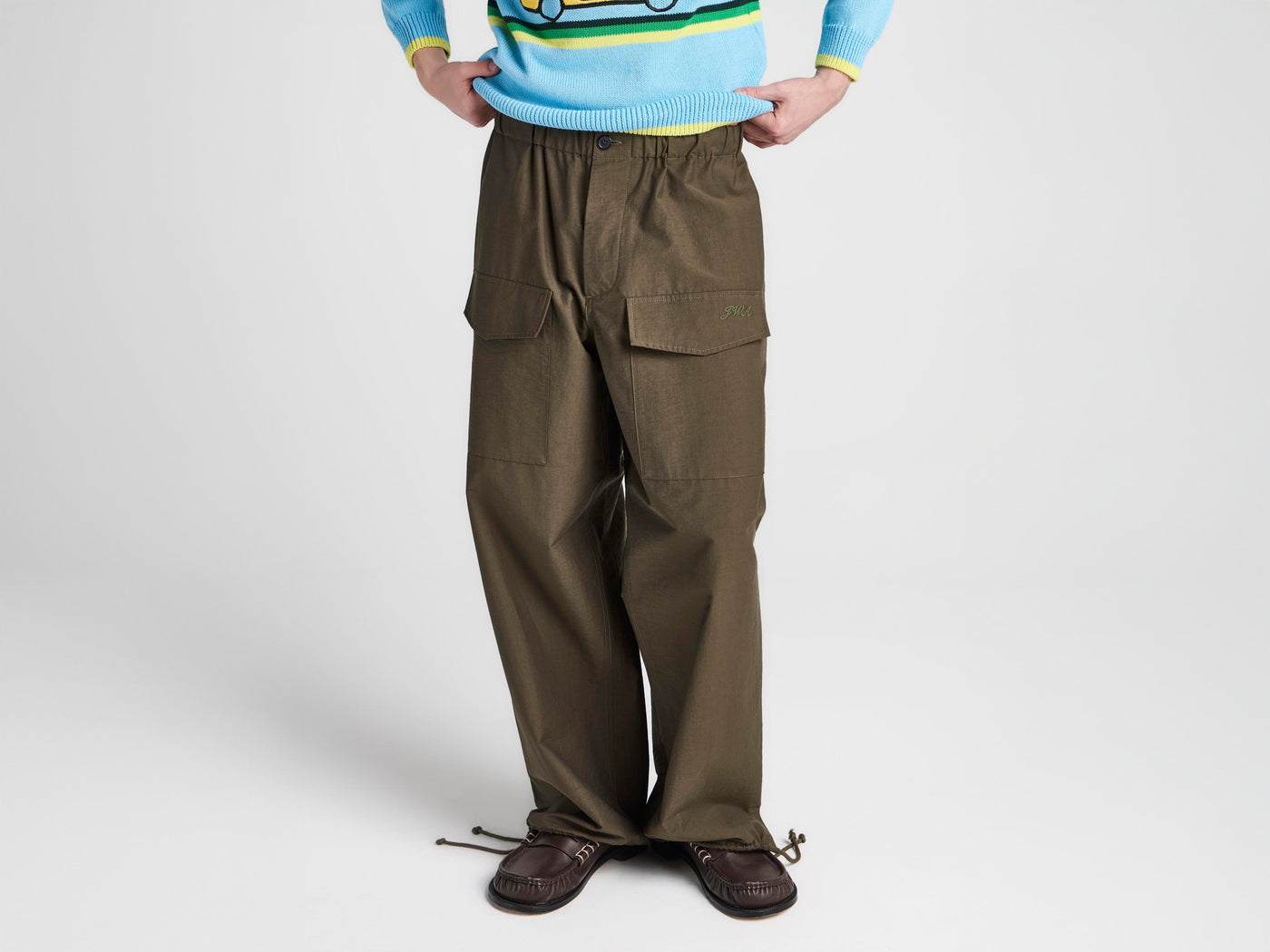 MENS PARACHUTE TRACK PANTS IN MILITARY GREEN