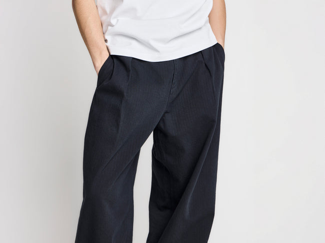 MENS SINGLE PLEAT TROUSERS IN BLACK