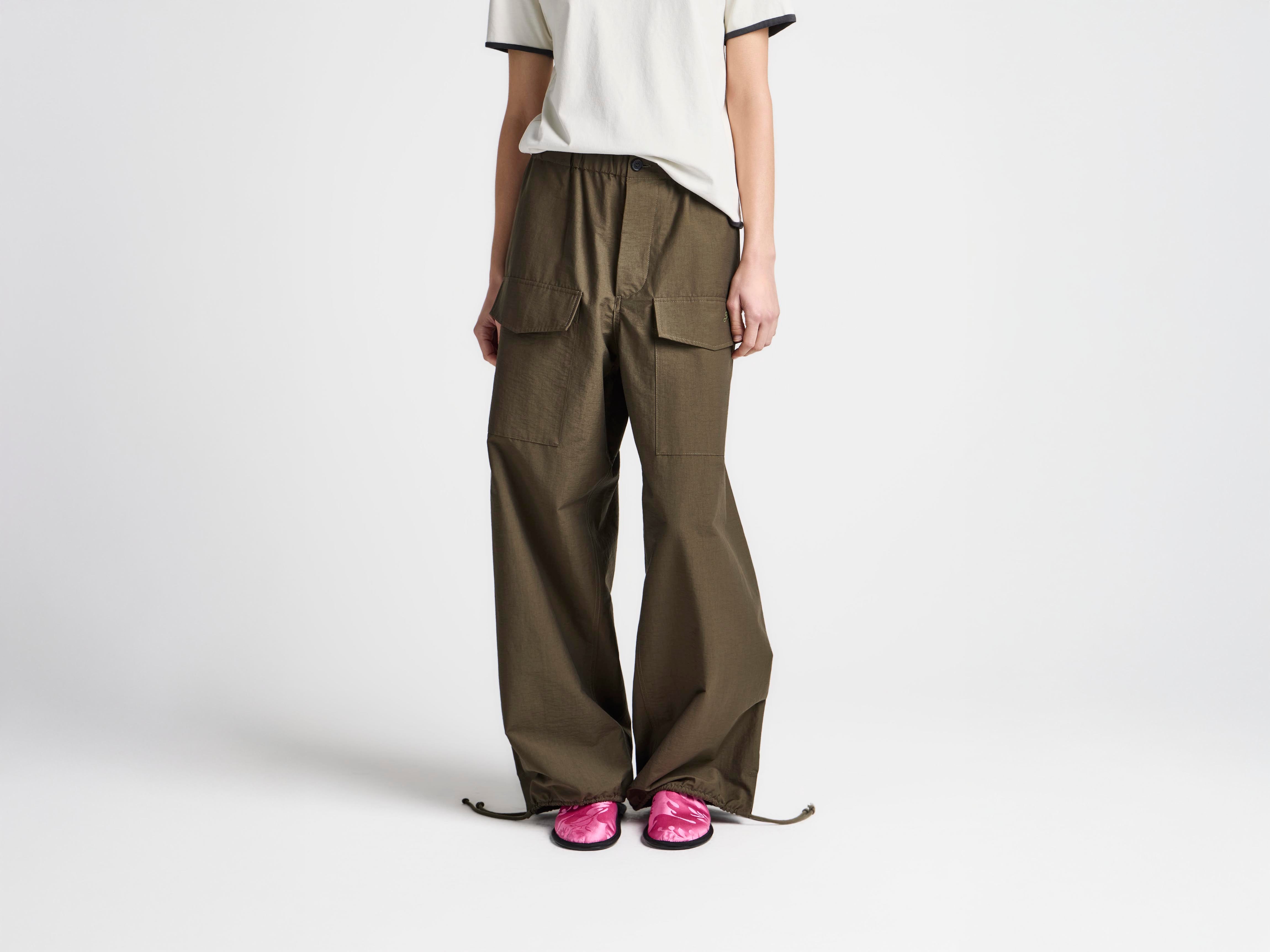WOMENS PARACHUTE TRACK PANTS IN MILITARY GREEN in MILITARY GREEN